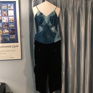 Black velvet BCBG crop cargo Capri pants size 6